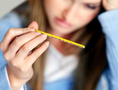 Πότε πρέπει να μας ανησυχούν τα δέκατα - Γιατί παίζει ρόλο η ώρα που «σηκώνουμε» πυρετό